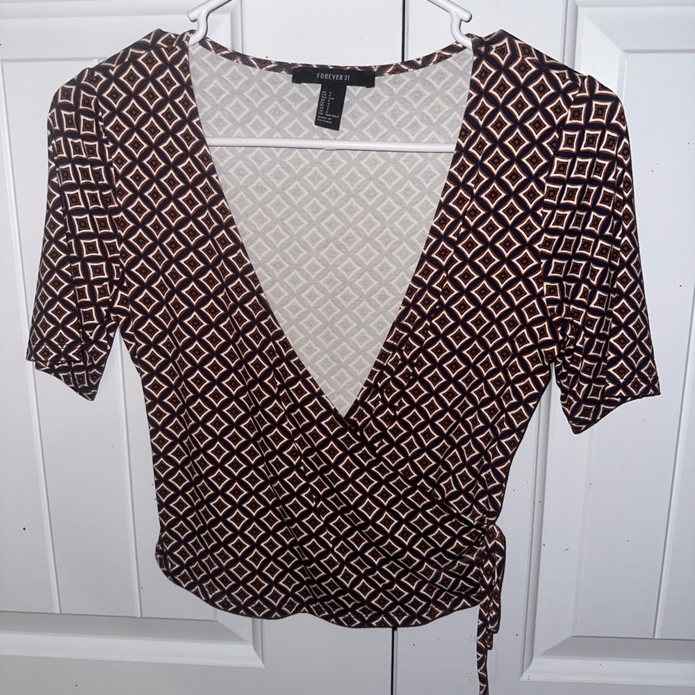 Low cut short sleeve blouse
